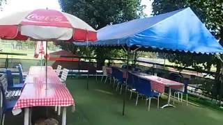 グッズショップつばくろう店の上でお食事タイム