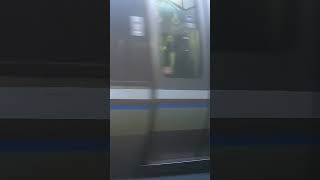 夕刻のJR京都線 下り普通(快速)を追い抜く新快速  長岡京～山崎