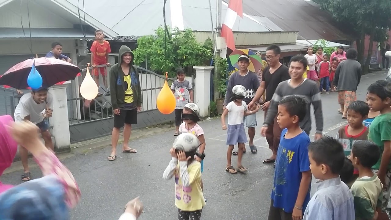 Bocah-bocah ini lucu saat lomba memecahkan balon air17 