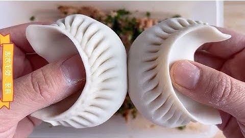 5）15秒超级简单的方法教会你做月牙形状饺子。Method of making crescent shaped dumplings.