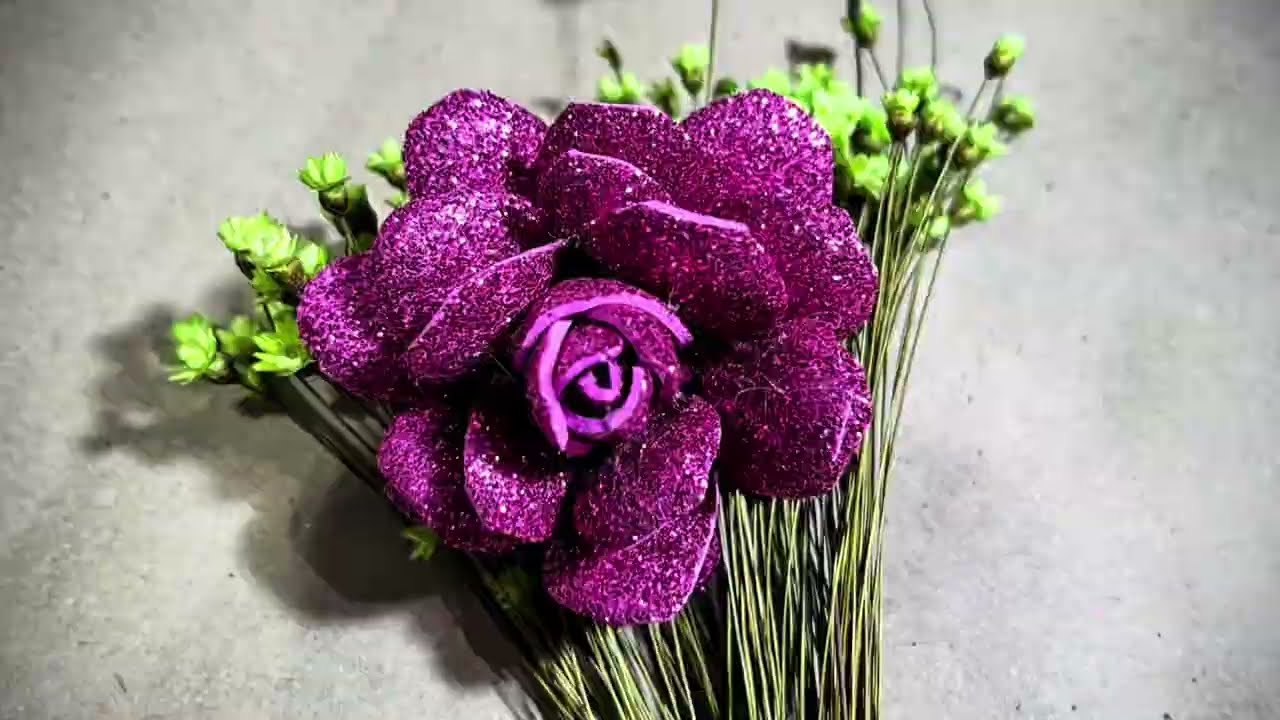 Mini rosa com sobras de EVA e sugestão de lembrancinhas.