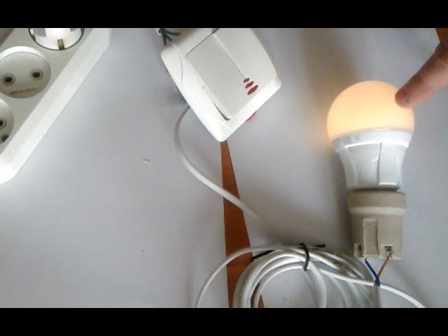 Почему моргает свет в квартире. Мигает светодиодная лампа. Светодиодный светильник светится после выключения. Лампа горит при выключенном выключателе. Светодиодная лампа светится при выключенном выключателе.