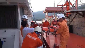 Cứu ngư dân bị tai nạn trên vùng biển Hoàng Sa