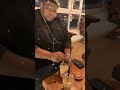 مستر دبا جيعان يعجن القهوة