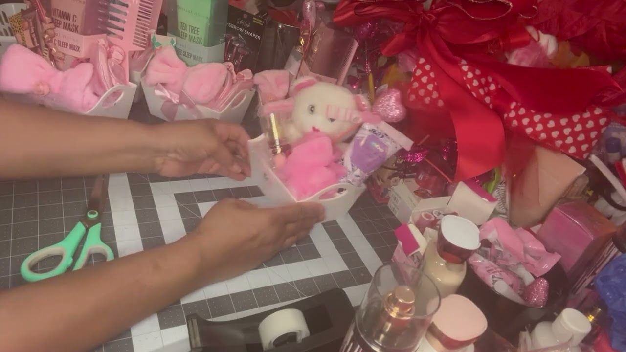 Корзинки из подушек и маленькие розовые подарки