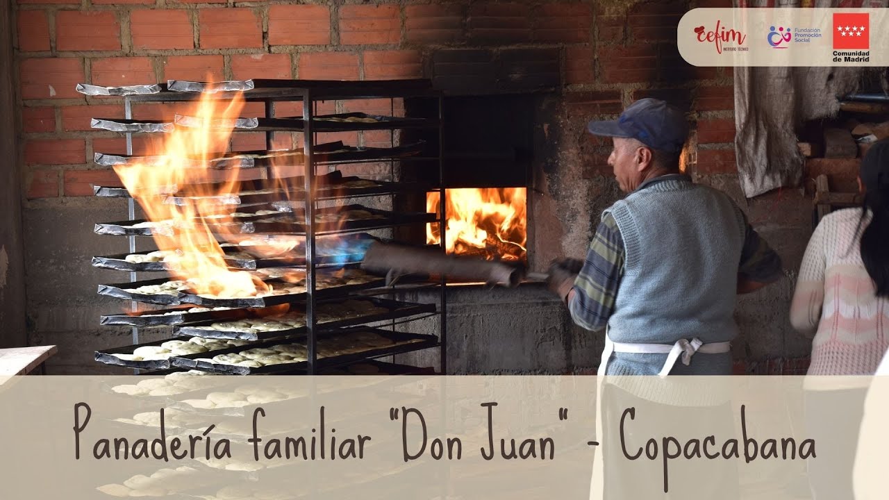 Elaborando pan en un horno a leña Copacabana, La Paz - Bolivia