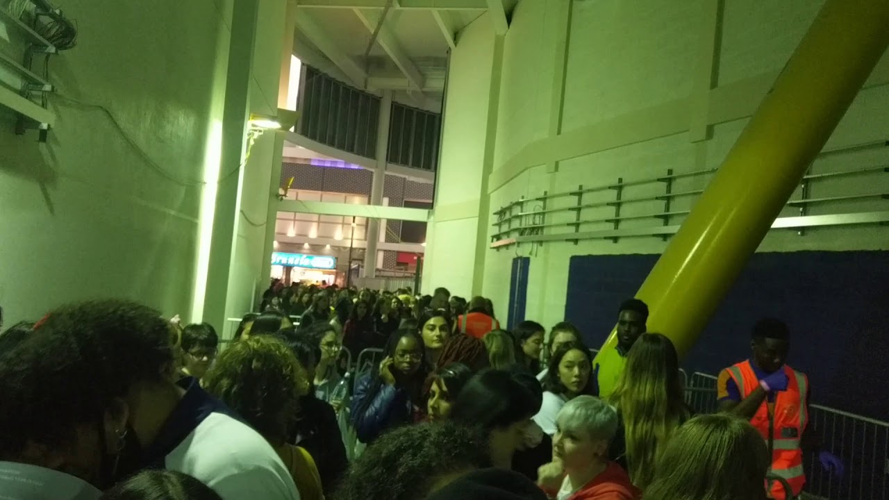 BTS O2 Arena queue 2018 - YouTube