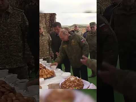 #putin #lider #presidente #rusia They receive Putin in military training.