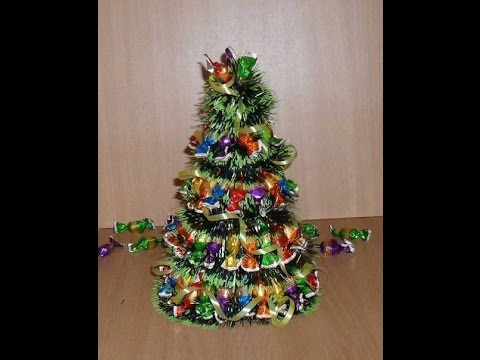 Video: Christmas Tree Made Of Tinsel And Sweets