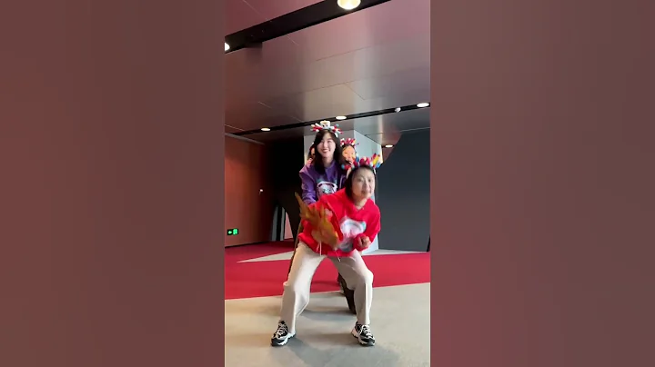 姐妹裝穿起來👫小道具玩起來🐉龍舞更有趣 | CCTV春晚 - 天天要聞