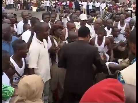 Le président Denis Sassou Nguesso danse avec EKONGO PLATEAUX part 01
