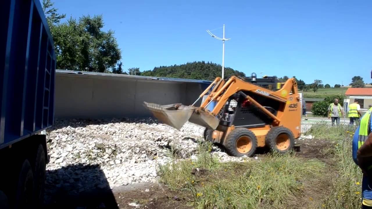 Un camion de cailloux se renverse à Sainte Sigolène YouTube