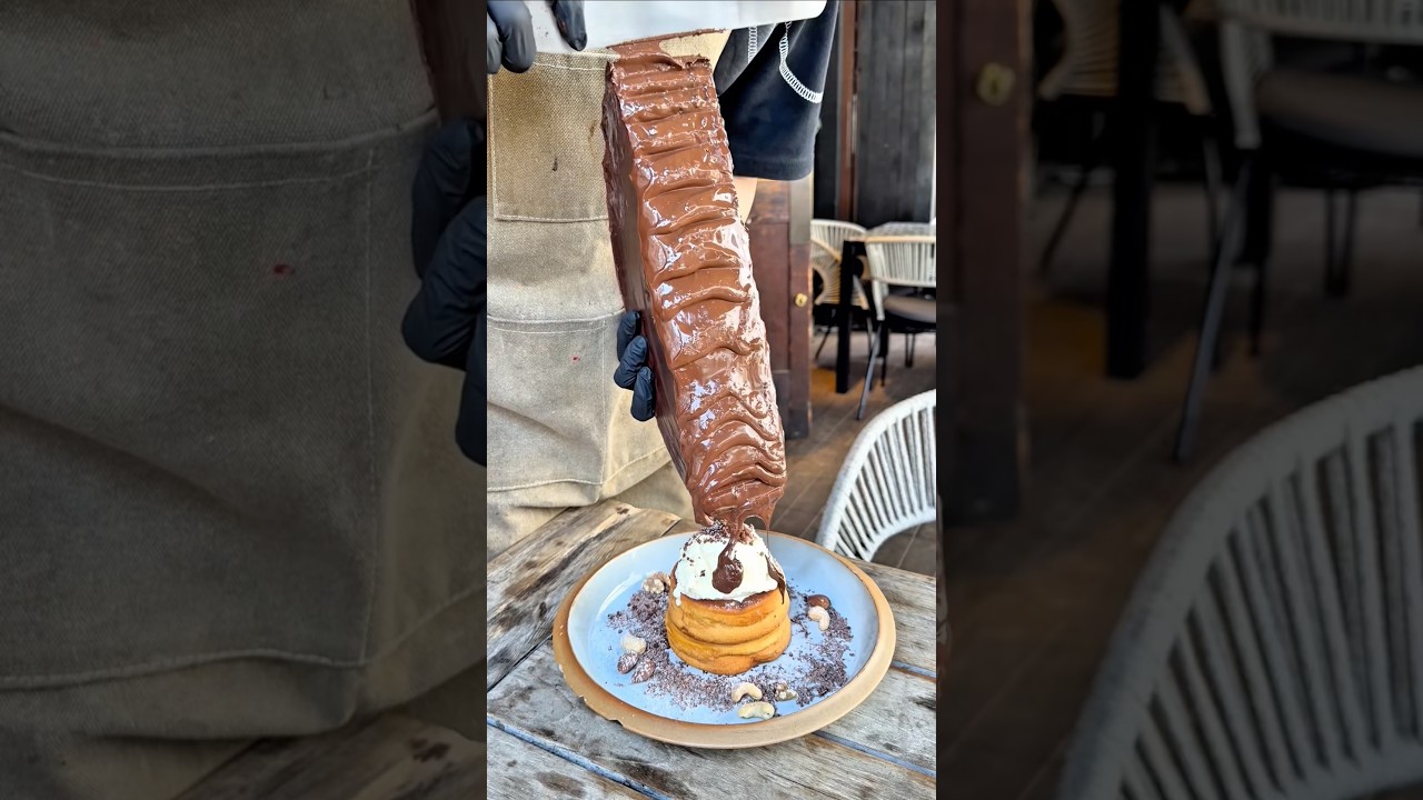 巨大チョコを流しかけるパンケーキ🥞🍫