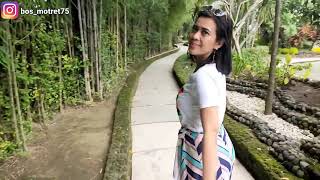 Photo bareng Indah di hotel Bernuansa Bali di Jogjakarta..kewwren pokoke