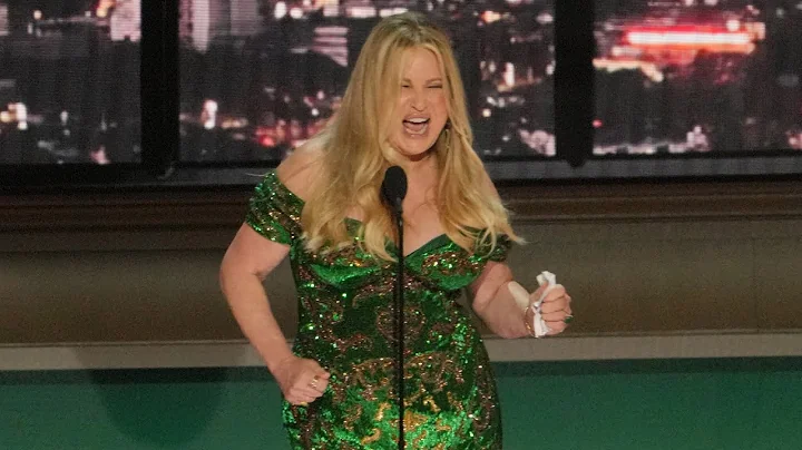 Emmys 2022: Jennifer Coolidge Delivers CHAOTIC Acc...