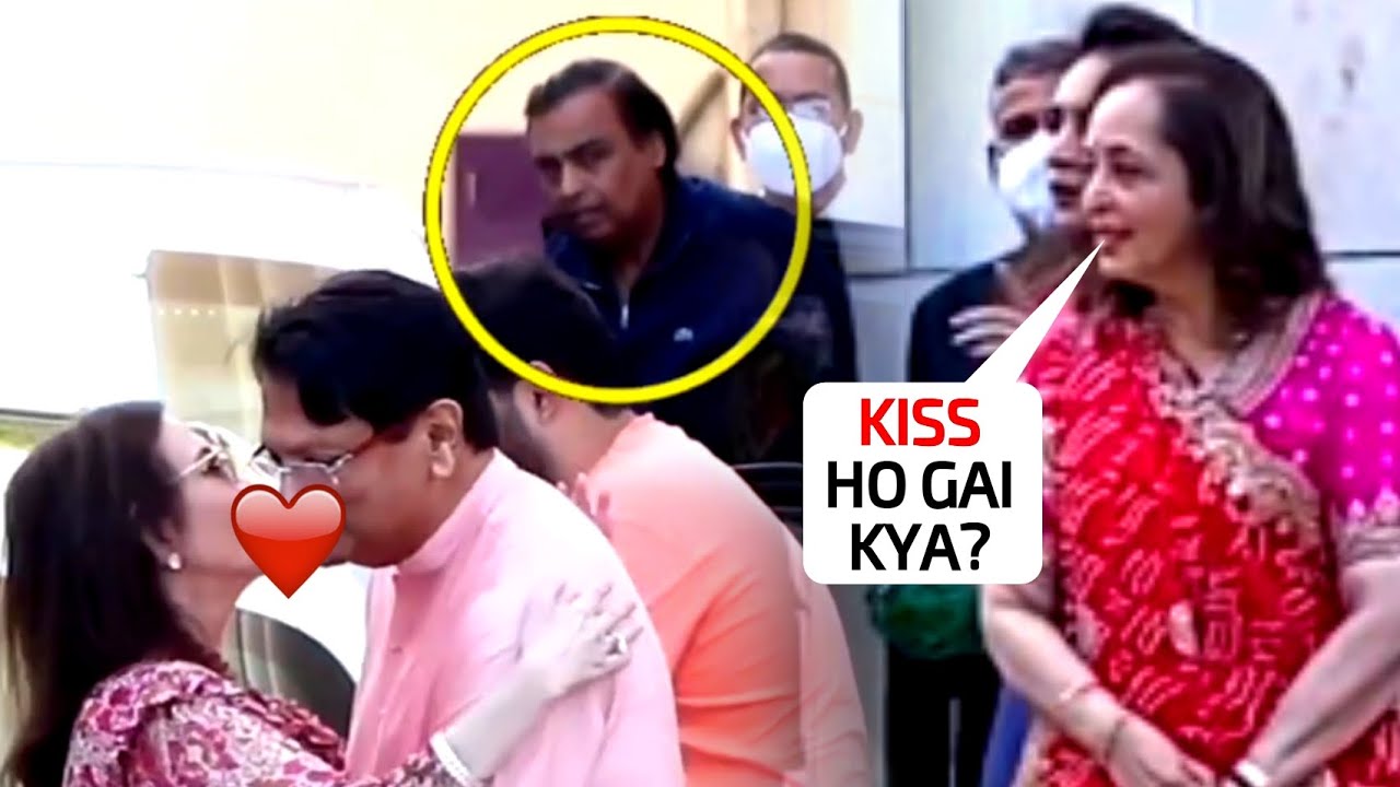 3 Sec Long Nita Ambani Mistakenly Kissed Ajay Piramal In Front Of 3-sec-long-nita-ambani-mistakenly-kissed-ajay-piramal-in-front-of