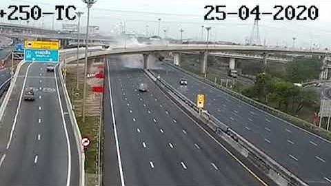 Video: Kinh hoàng container lật, rơi khỏi cầu vượt xuống đường cao tốc