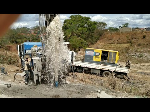 Vídeo: Como você perfura um poço?