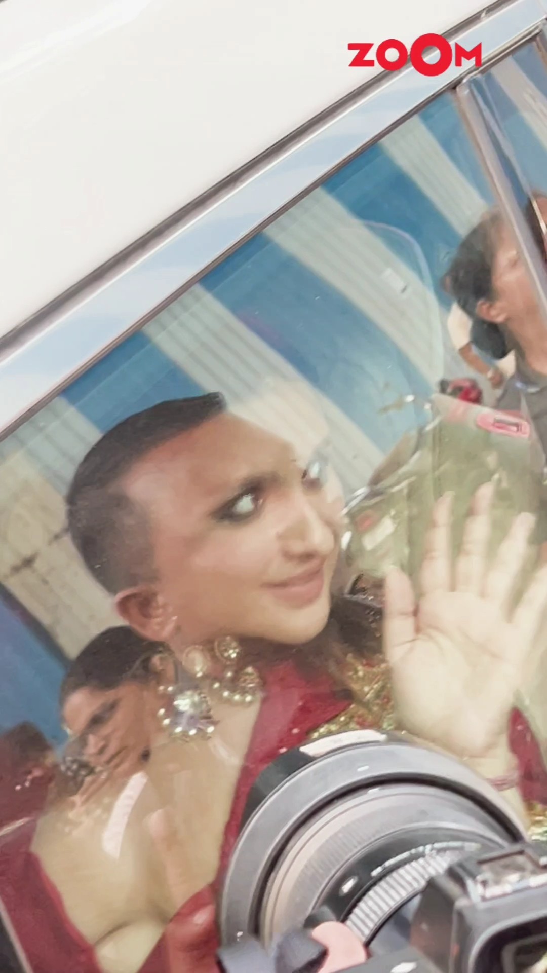 Parineeti waves at paps as she ARRIVES with hubby Raghav at Priyanka's brother's wedding ? #shorts