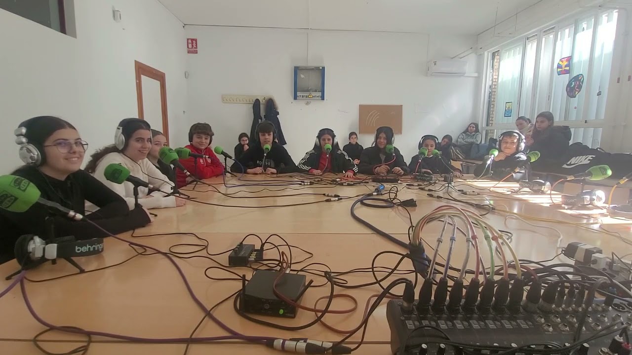 🎙️ EL IES AXATI SINTONIZA CON EL FUTURO: TALLER DE RADIO Y COMUNICACIÓN 🏫