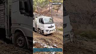 진흙길에 갇힌 대형 목재 트럭을 안전하게 견인하는 방법 #worker #process #machine #mud #muddy