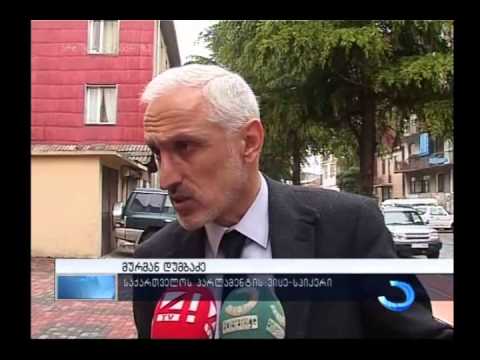 მ.დუმბაძე არქივის უფროსის დაკავების ფორმას აპროტესტებს