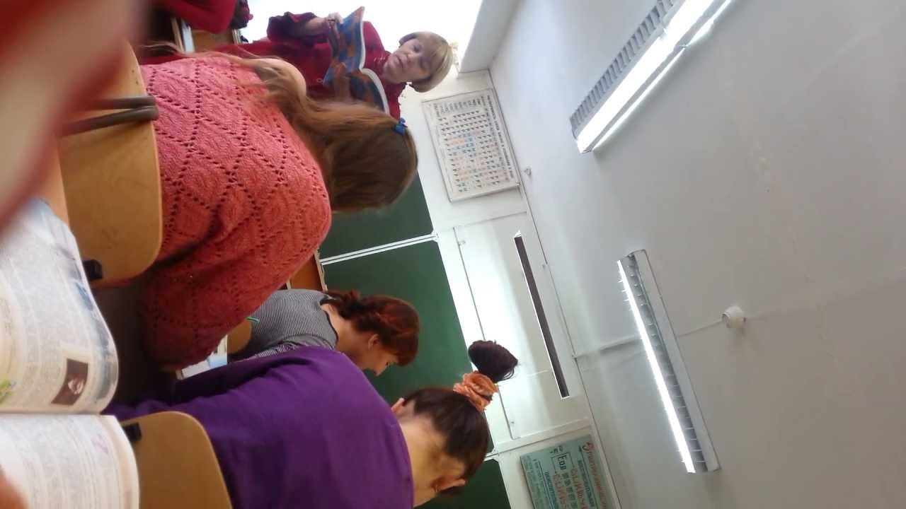 Девушка бьет сковородкой Девушка бьет сковородкой