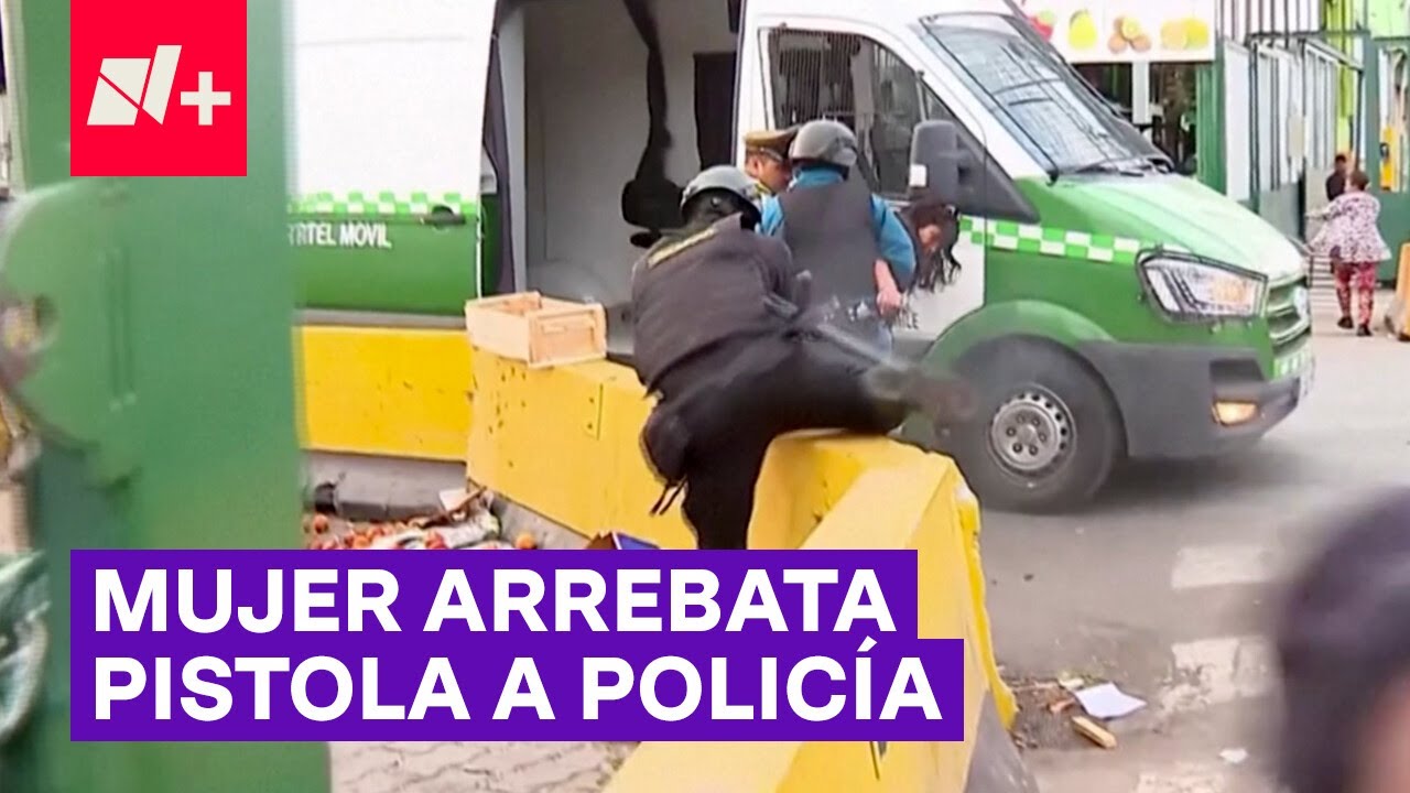 Mujer le quita su pistola a un policía y abre fuego contra sus captores