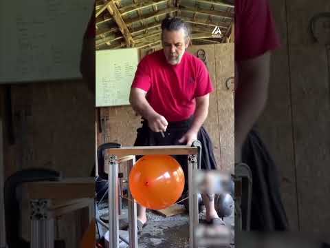 Видео: @irontamer has just discovered a new way of popping a balloon!