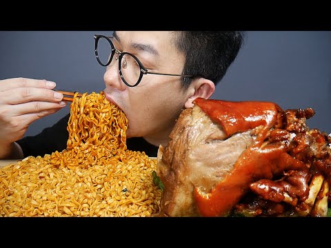 신상 마라볶음면과 통족발(<strong>pigs</strong>&amp;#39; feet)을 통으로 고전하면서 ㅠㅠ 먹방REAL SOUND MUKBANG