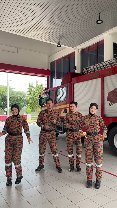 Adik jangan takut. kakak abang bomba datang selamatkan awak 💕🤞🏻🚨 #bomba #malaysia