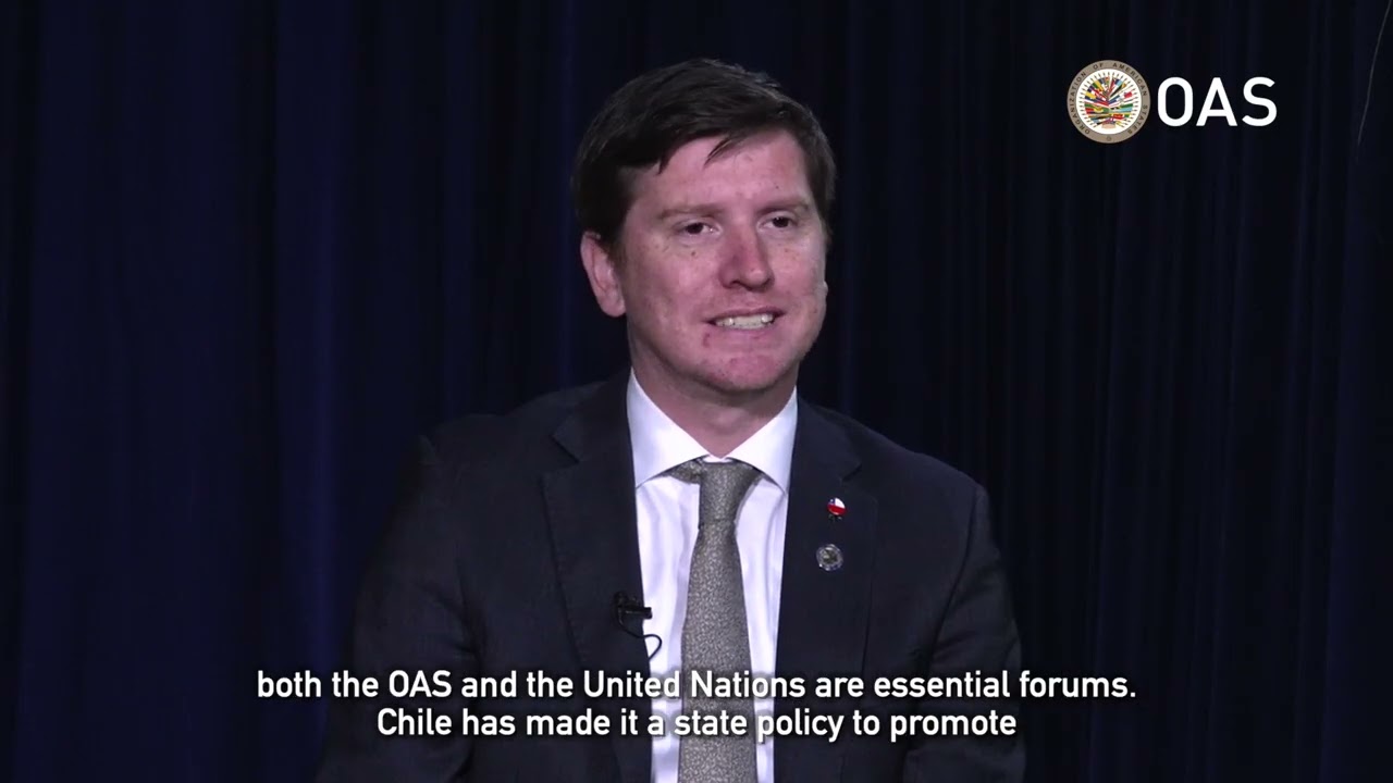 Голоса ОАГ: Посол Чили Томас Паскуаль.