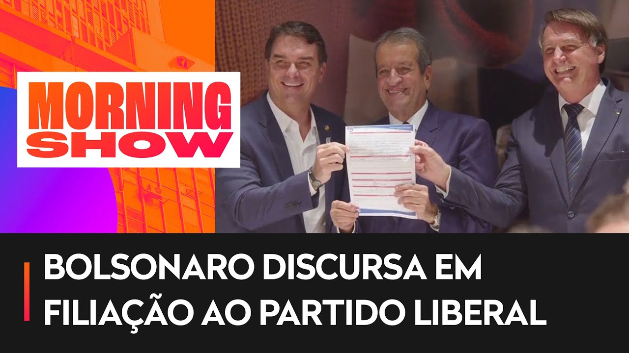 Jair Bolsonaro e Flávio assinam filiação com o PL