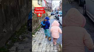 Ahmet Enes ve Liza ayaklarıyla yeri kazdı Liza sen yerde toprak bırakmadın ne yaptın öyle