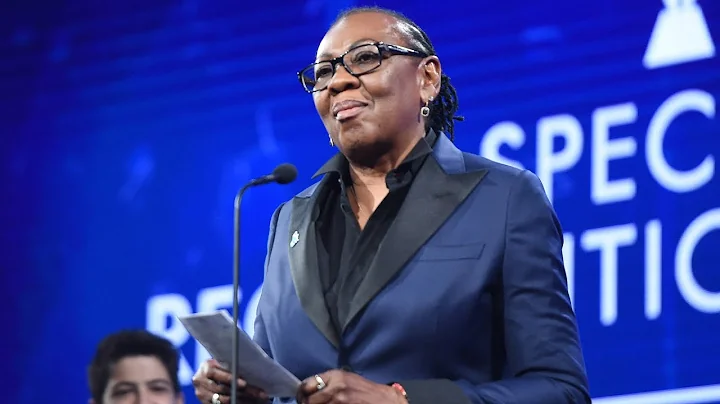 Ms. Gloria Carter accepts Special Recognition Awar...