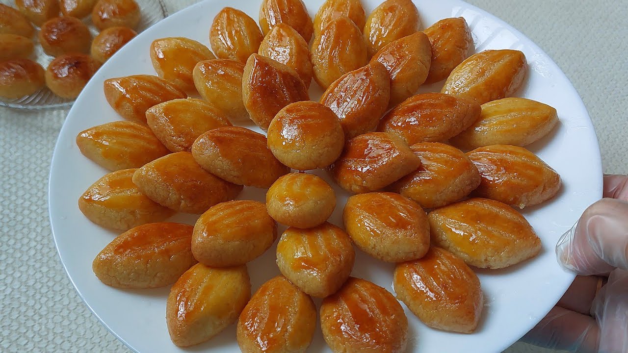 Ресницы у дамы, в стиле крупнейших магазинов, песочного цвета и совсем тают.