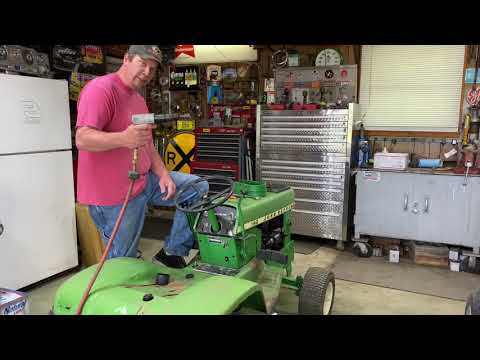 Wideo: Jak zdjąć kierownicę w traktorze ogrodniczym John Deere?
