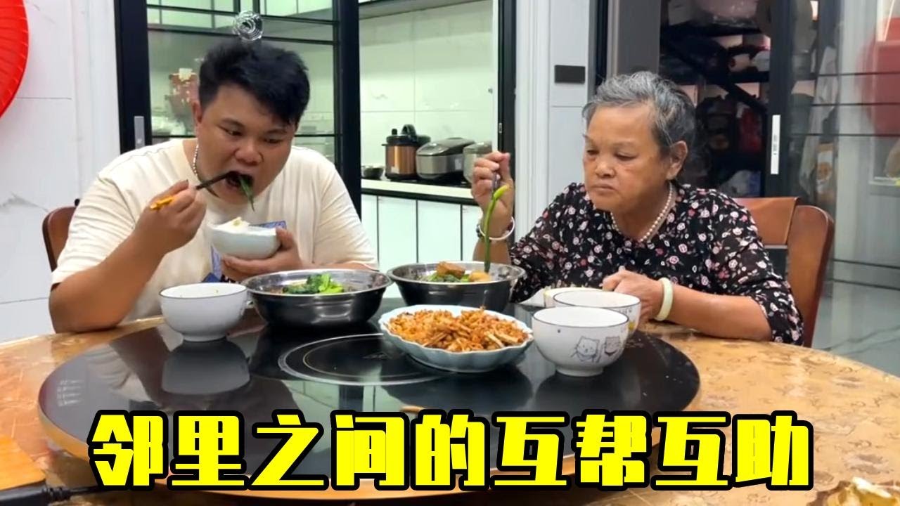 老肥忙完家里的所有好事，煮了一道简单饭菜，和老人吃得津津有味！【农人老肥】