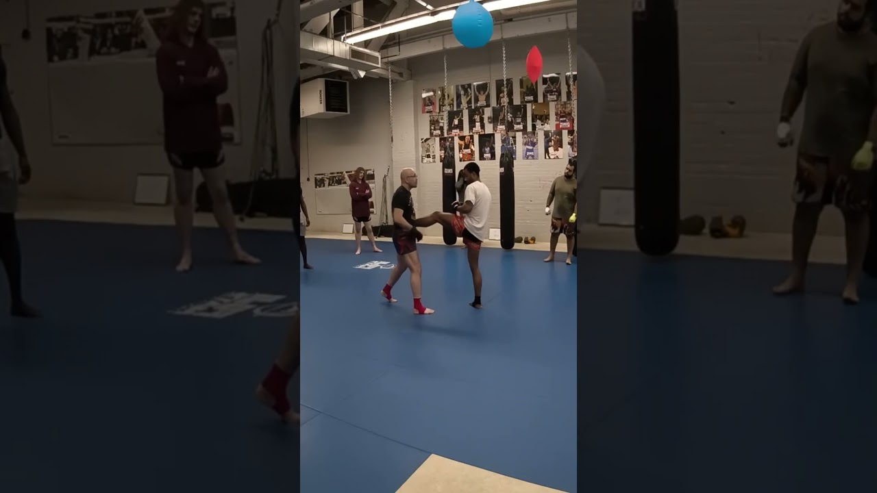 How to counter a kick in Muay Thai #ThaiBoxing #muaythai