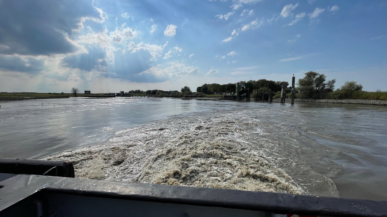 E-Bike Tour von Glückstadt entlang der Elbe mit Fährfahrten und Drohnenflügen