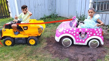 Heidi कीचड़ में कार खिलौना अटक गया और Zidane बचाव की कहानियों के लिए आता है