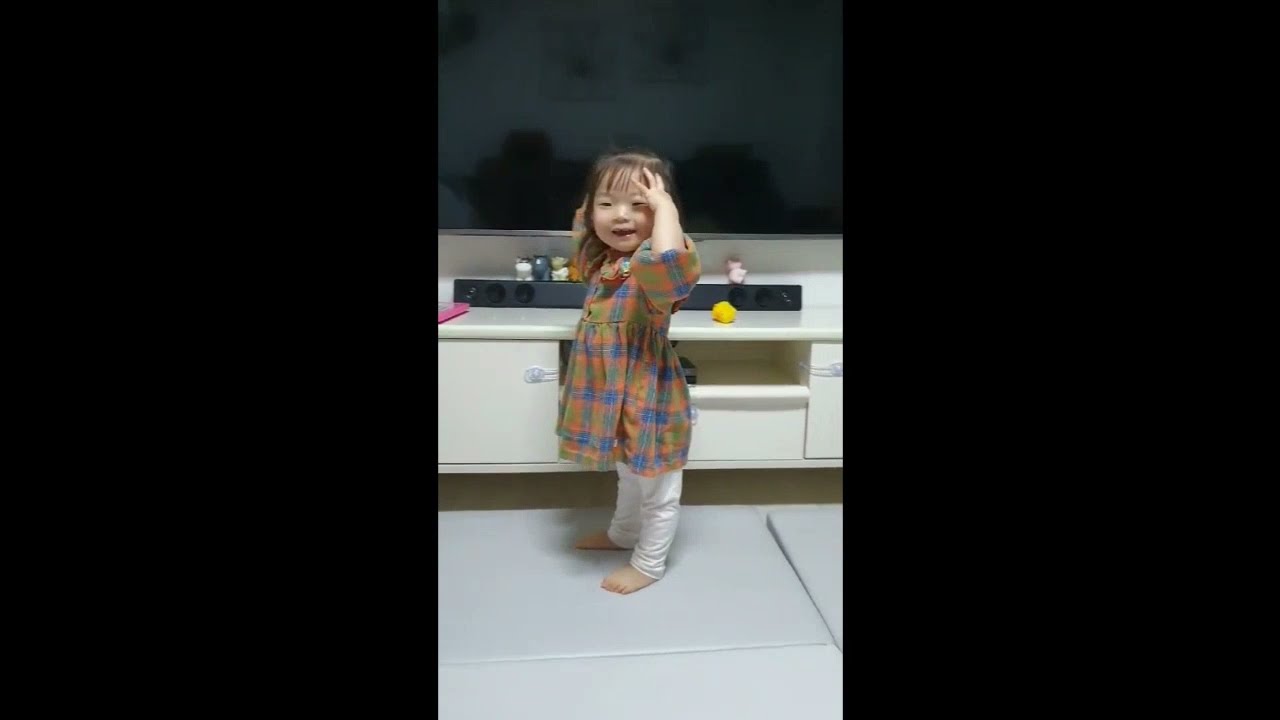 아기동요 머리어깨무릎발 동작 따라하는 20개월 여자아이 올림이 귀여워요^^