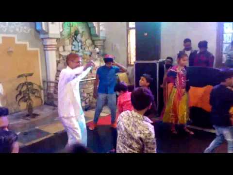 funny-indian-uncle-dancing-on-dj-with-kids