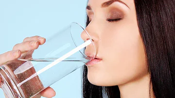 ¿Hay que beber agua a primera hora de la mañana?