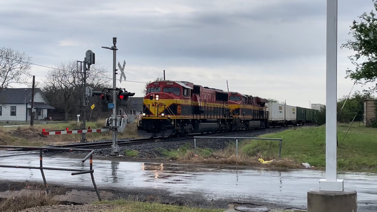 Filming KCS line in Odem Texas! Last KCS catches before the merger ...