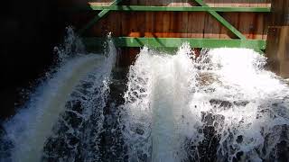 Vattnet strömmar in i slussen