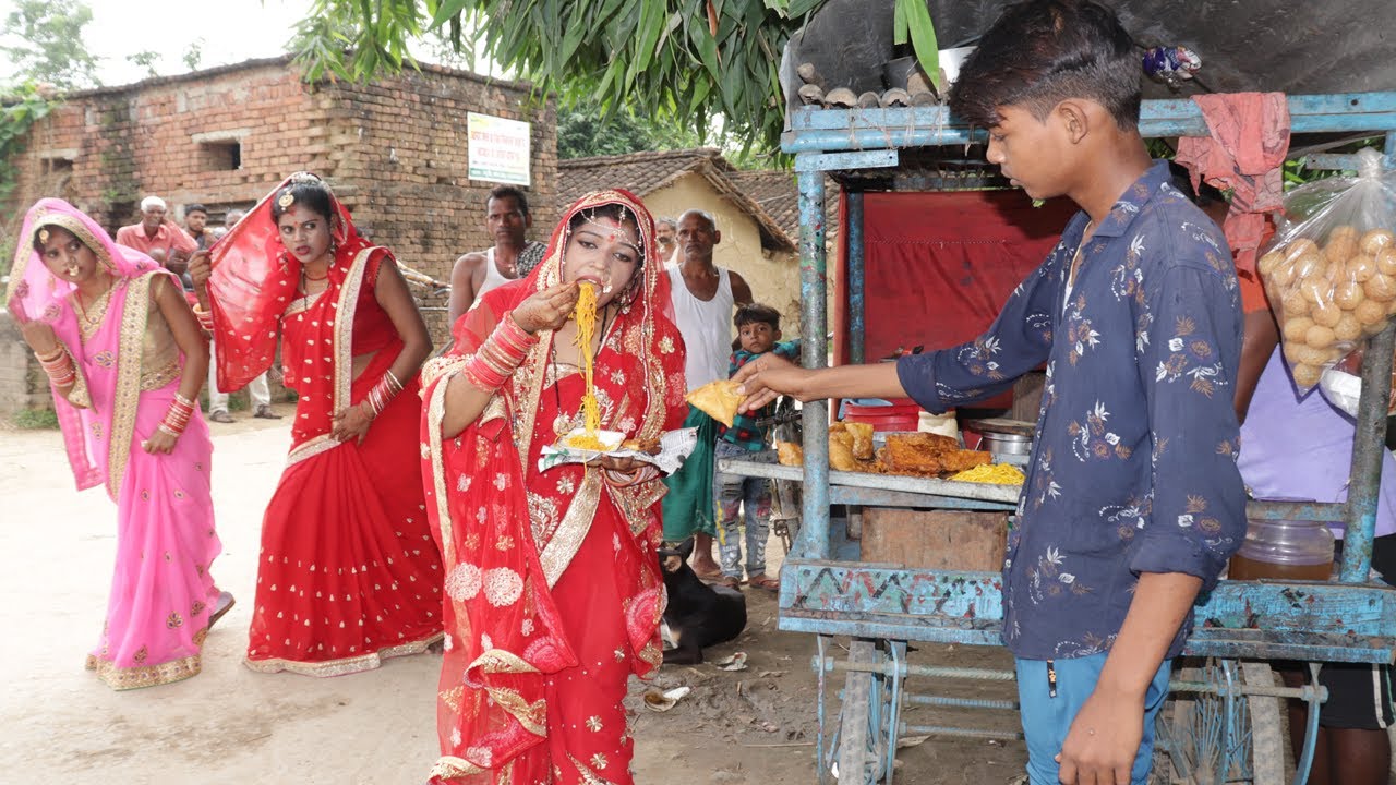 नई नवेली दुल्हन चौमीन खाने के लिए बाहर जाती है तो गांव वाले ने देख कर क्या कहते है, Pushpa Singh