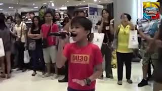 istimewa bocah kecil nyanyi di mall bikin kagum listen