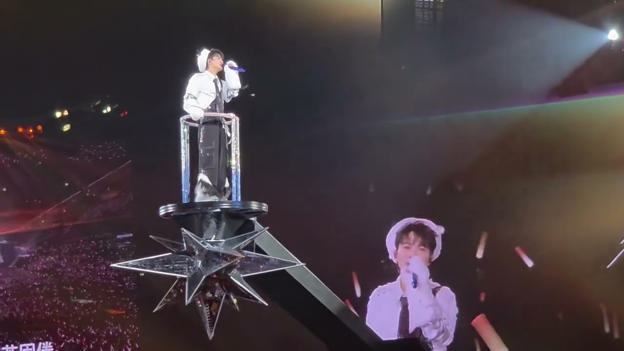 1/1/2026, 周深香港启德新年演唱会, 吊臂上唱粤语歌祝福