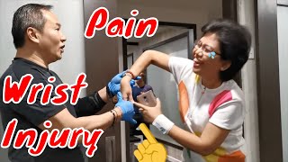 Wrist injury 手腕受伤 She fall down and injured her 2 wrist, Master Chris Leong Tit Tar 跌打